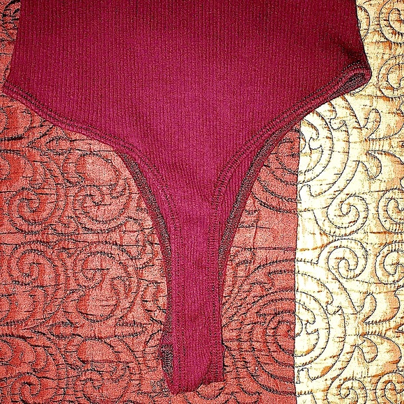 (NWOT) LuLus Lilith Burgundy Off-the-Shoulder V-Neck Long Sleeve Ribbed Bodysuit - Picture 8 of 10